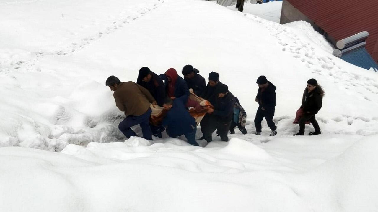 Karda mahsur kalan yaşlı kadın köylülerin de desteğiyle hastaneye kaldırıldı