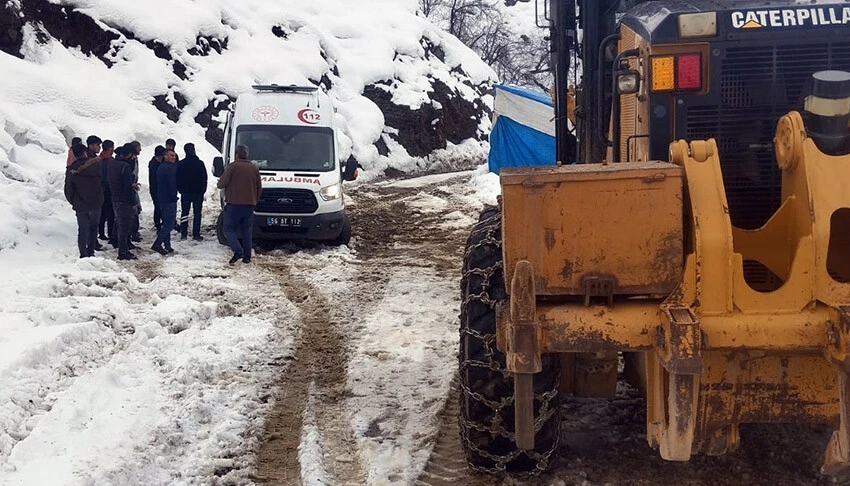 Karda mahsur kalan yaşlı kadın köylülerin de desteğiyle hastaneye kaldırıldı