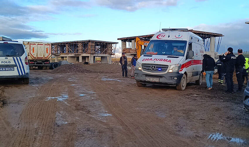 Villa inşaatında toprak kayması: Bir işçi molozların altında kaldı