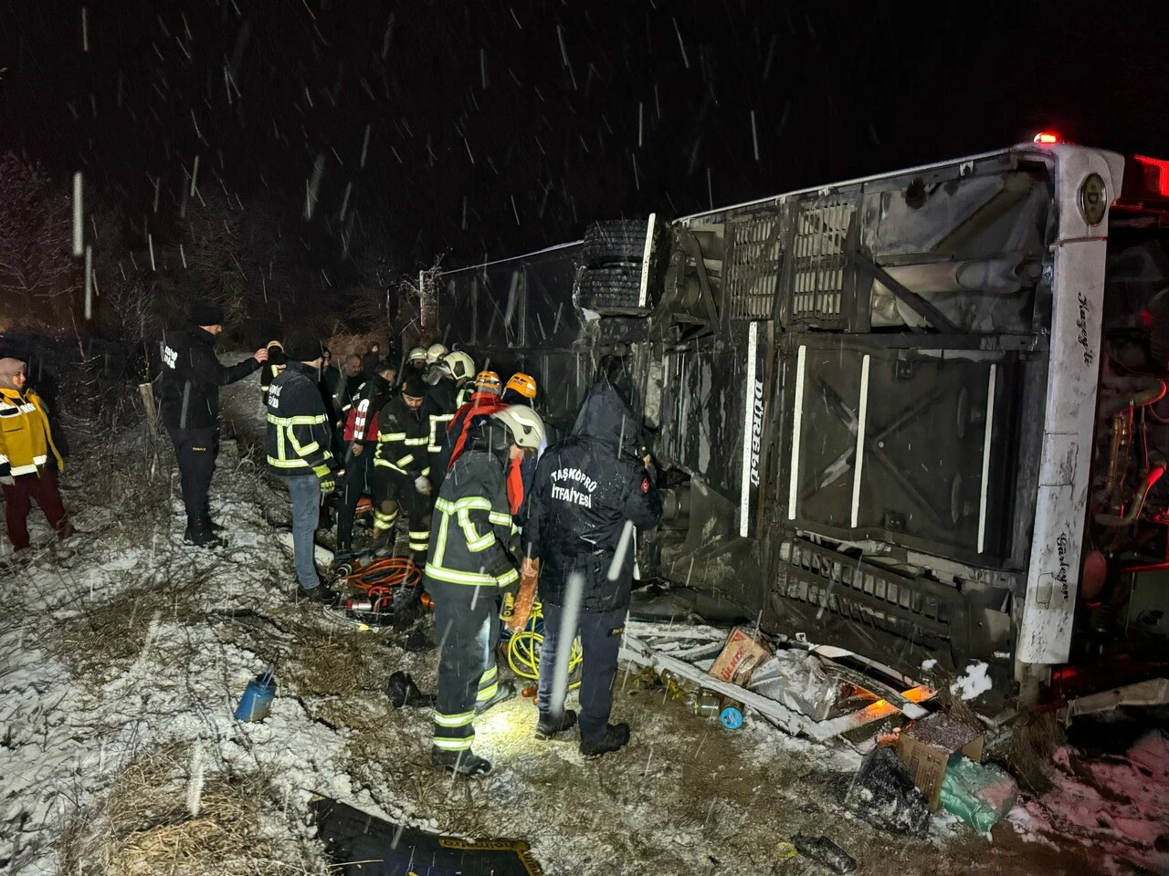 Kastamonu-Taşköprü karayolunda otobüs devrildi: Ölü ve yaralılar var