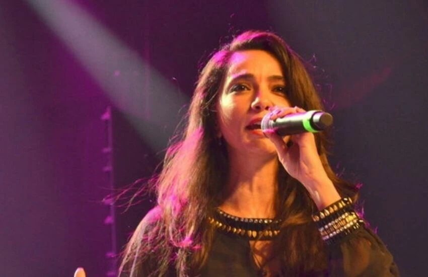 Öykü Gürman vapurda genç müzisyene eşlik etti!  Sosyal medyada gündem oldu