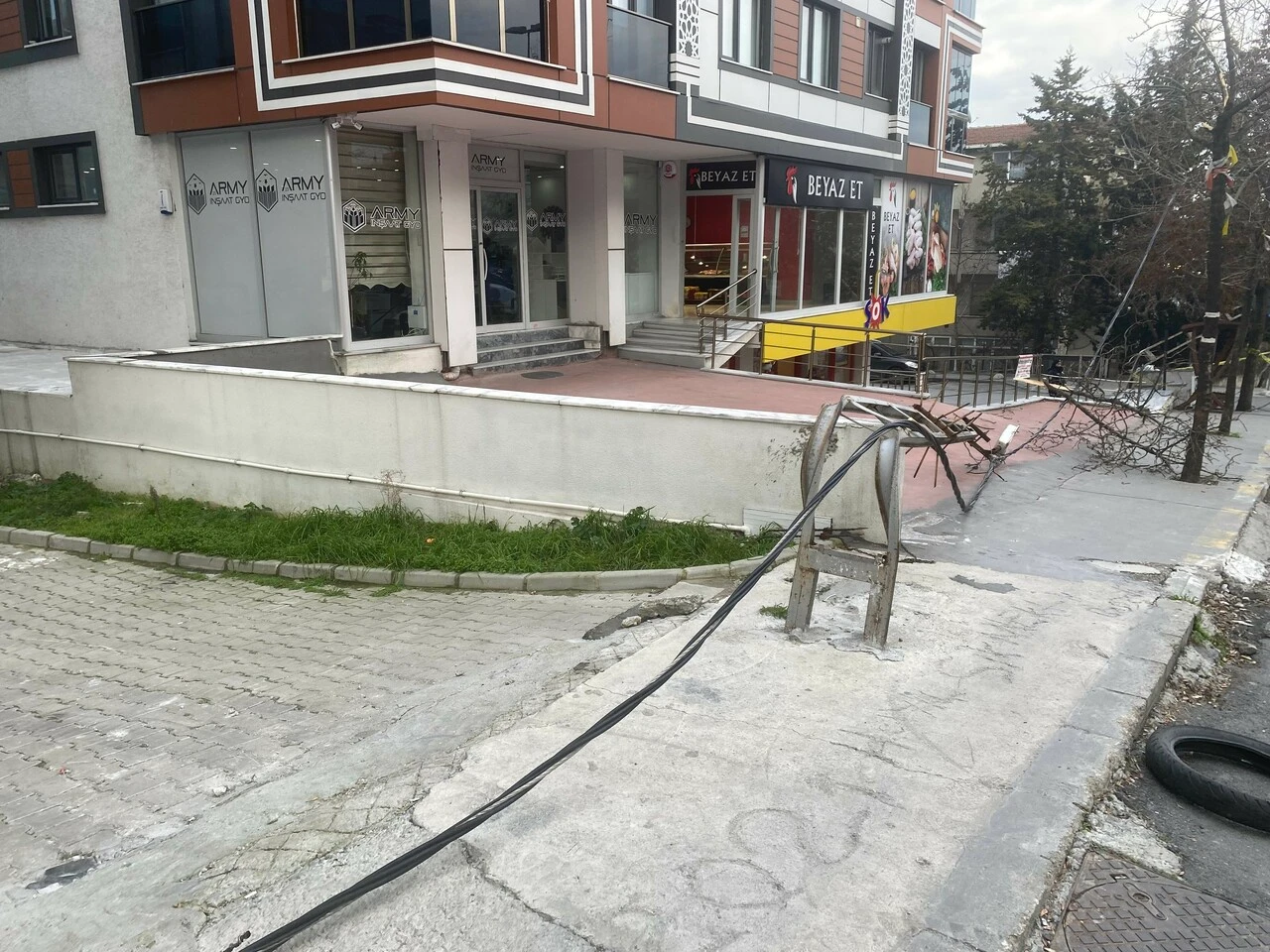 Beylikdüzü'nde tır 3 elektrik direğini yamulttu patlamalar kaydedildi