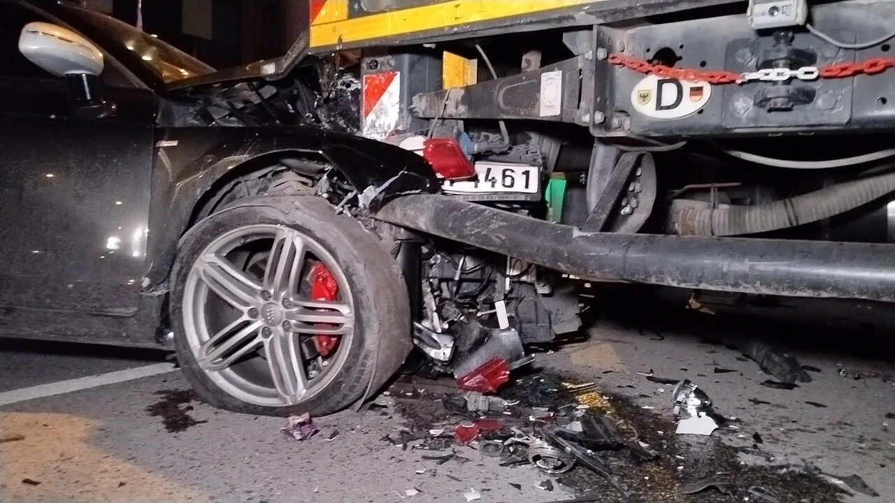 Lüks otomobil park halindeki vince çarptı