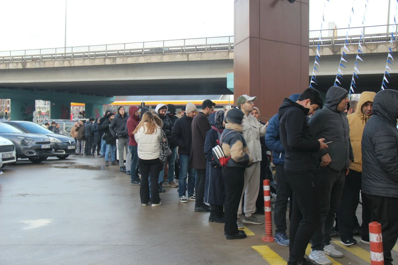 Ucuz ütü izdihamı! 19 TL'ye almak için birbirleriyle yarıştılar