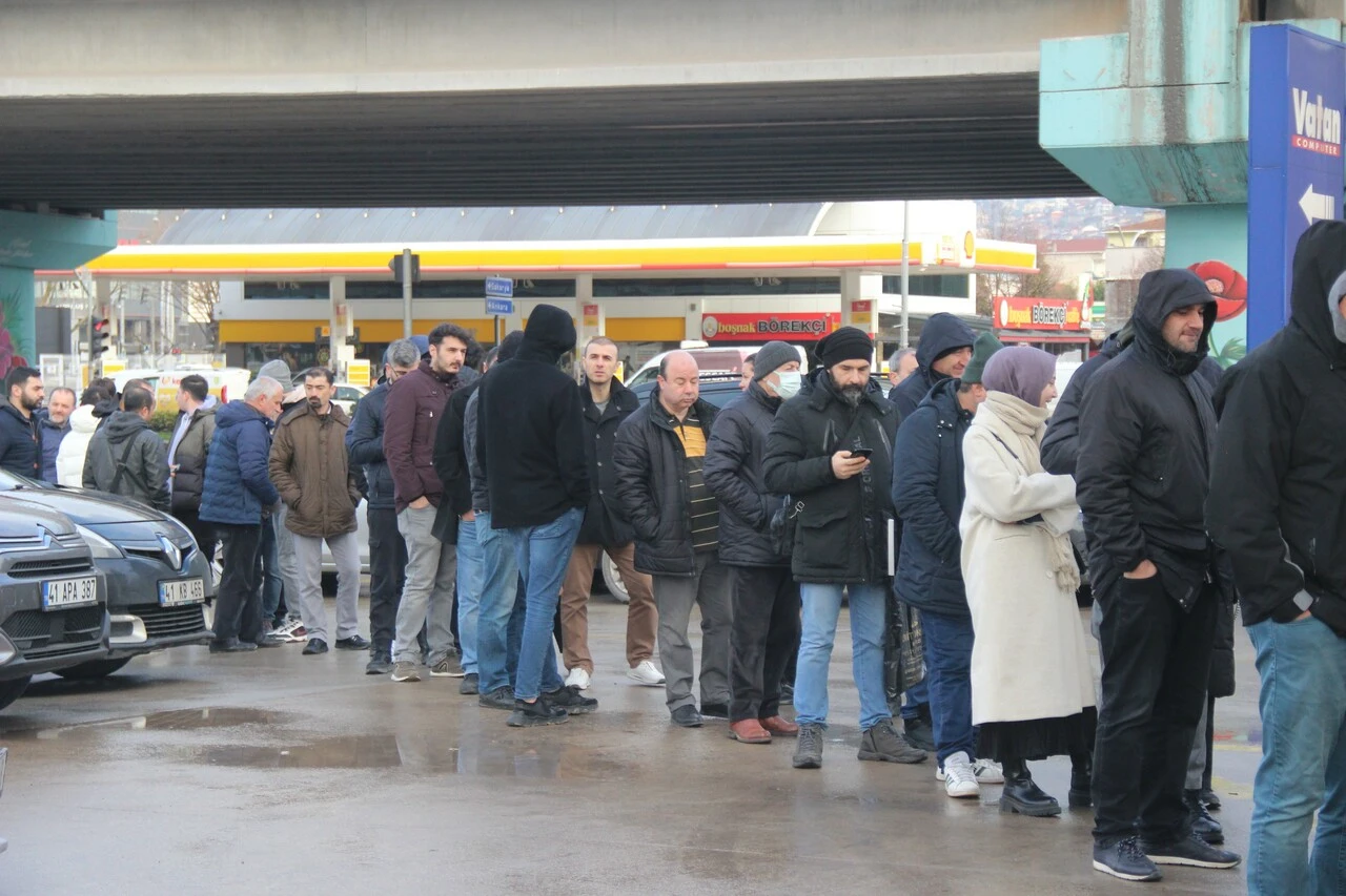 Ucuz ütü izdihamı! 19 TL'ye almak için birbirleriyle yarıştılar