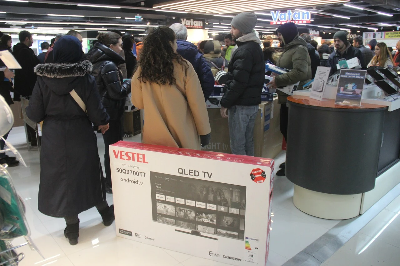 Ucuz ütü izdihamı! 19 TL'ye almak için birbirleriyle yarıştılar