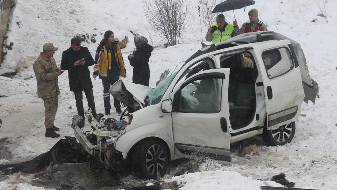 Erzincan'da korkunç kaza! 1 ölü, 9 yaralı