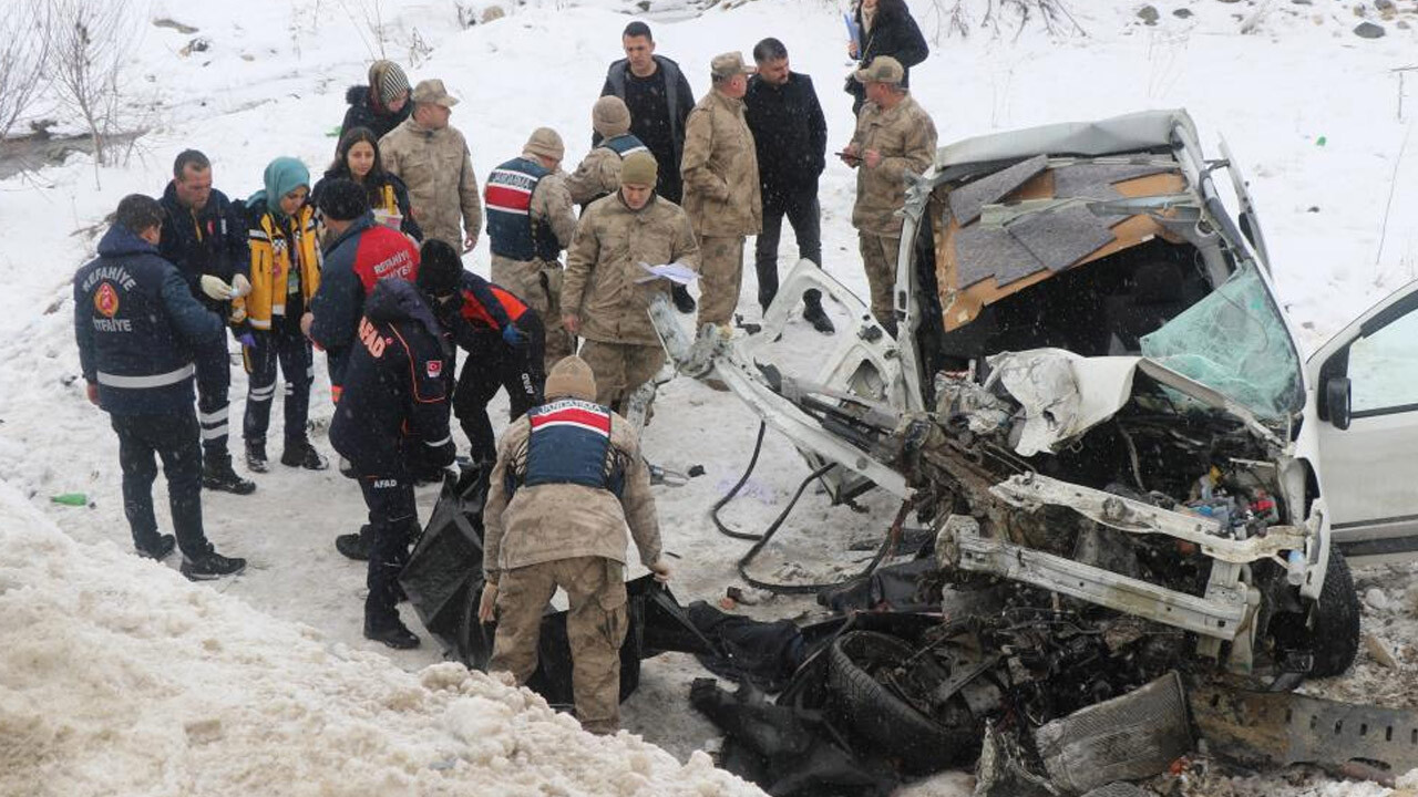 Erzincan&#039;da korkunç kaza! 1 ölü, 9 yaralı 