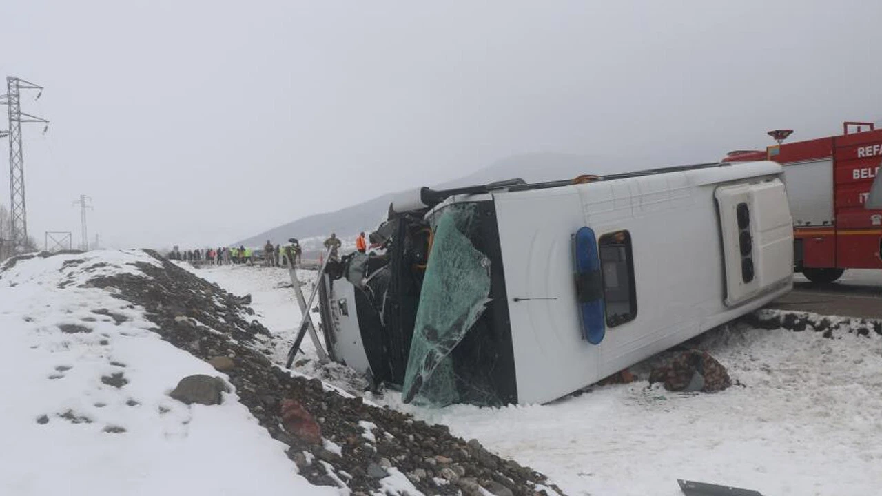 Erzincan'da korkunç kaza! 1 ölü, 9 yaralı