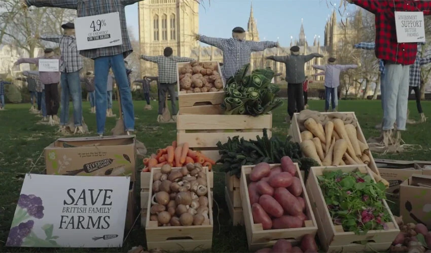 Çiftçilerden Parlamento önünde 'korkuluklu' protesto