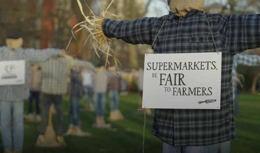 Çiftçilerden Parlamento önünde 'korkuluklu' protesto