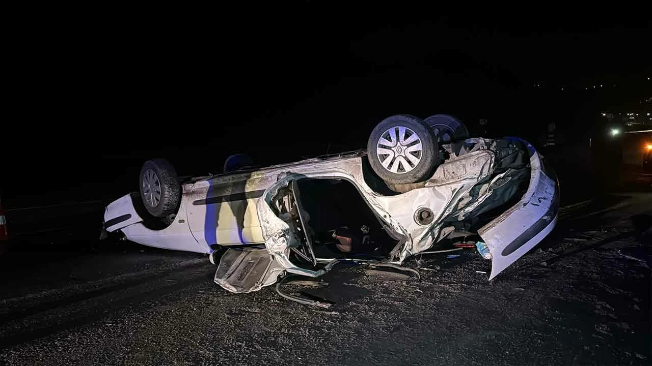 Otomobil 15 metre yükseklikten aşağı uçtu: 2 ölü, 1 yaralı