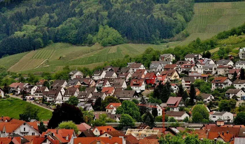 Avrupa'nın hayalet kasabalarda 4 liraya ev satıyor!