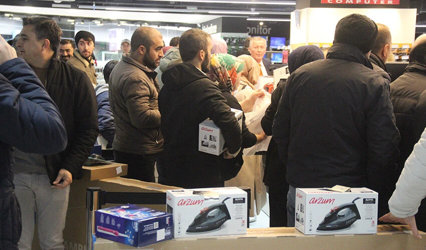 Ucuz ütü izdihamı! 19 TL'ye almak için birbirleriyle yarıştılar