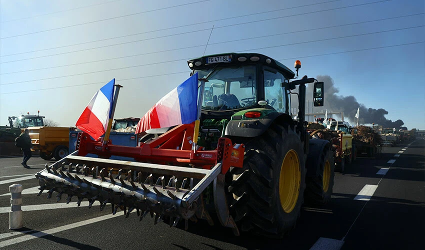 Fransa'da çiftçilerin öfkesi sürüyor! Eylem sırasında gümrük ofisini ateşe verdiler