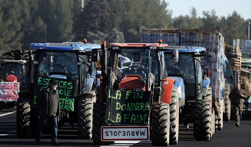 Fransa'da çiftçilerin öfkesi sürüyor! Eylem sırasında gümrük ofisini ateşe verdiler