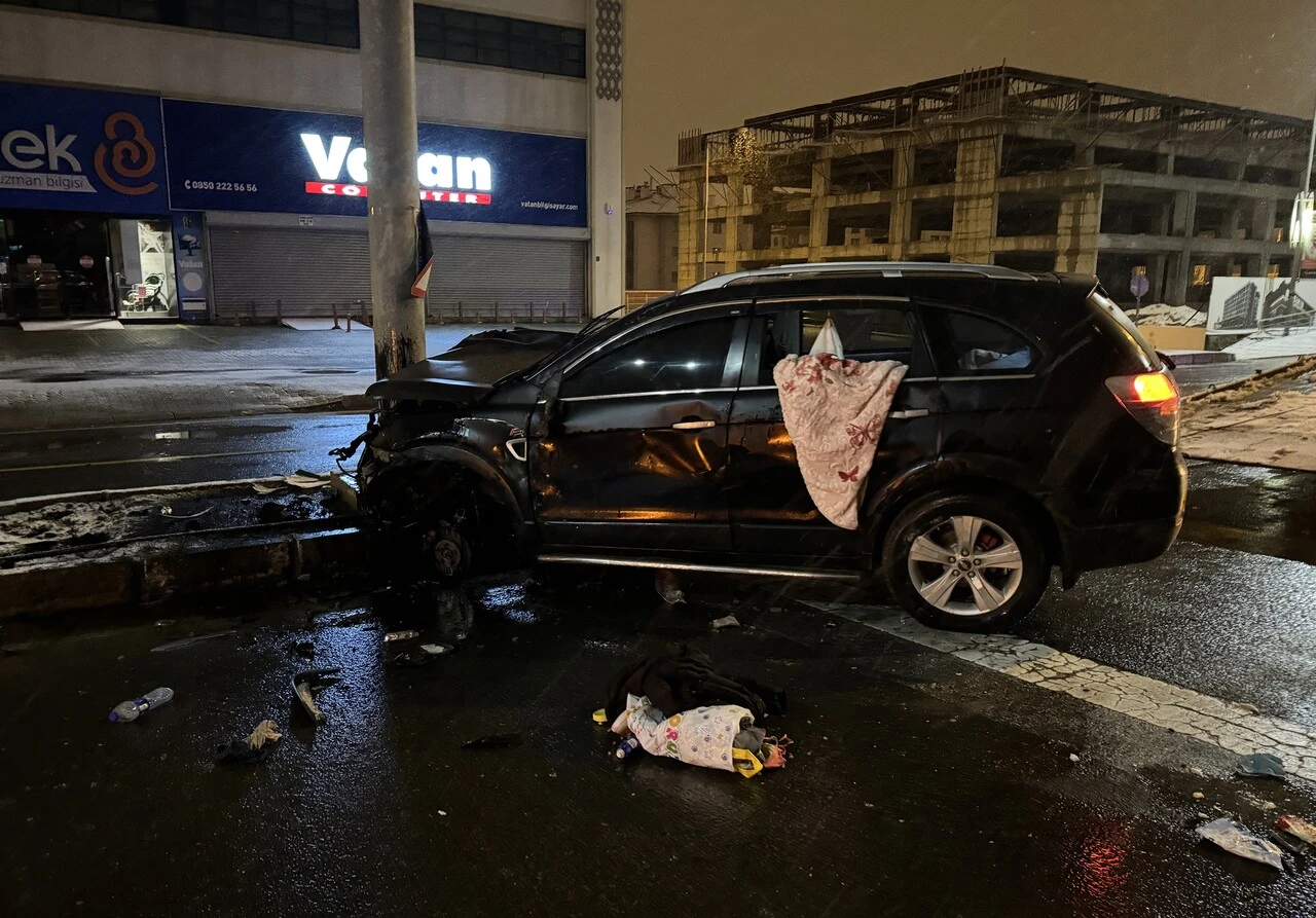 Devrilen otomobildeki 6 kişi ölümden döndü