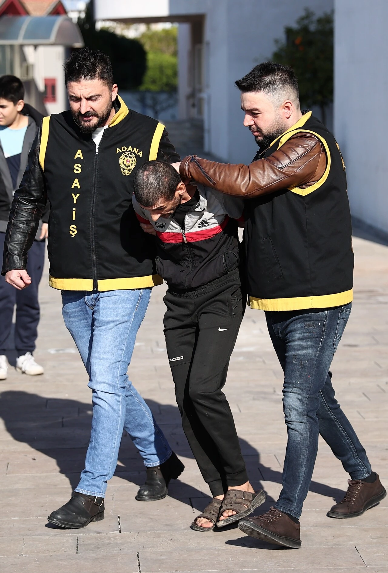 Küçük oğluyla pazara geldi, kadının telefonunu çaldı