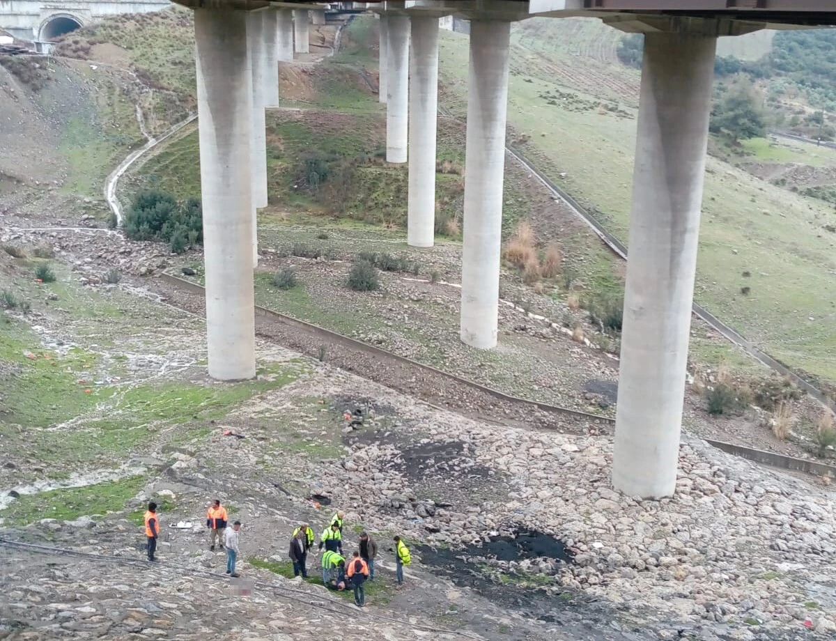 Tır asılı kaldı sürücü metrelerce yüksekten aşağı düştü