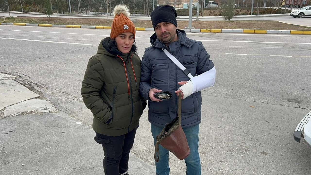 Durakta çanta bulan çiftten 'insanlık ölmemiş' dedirten hareket!