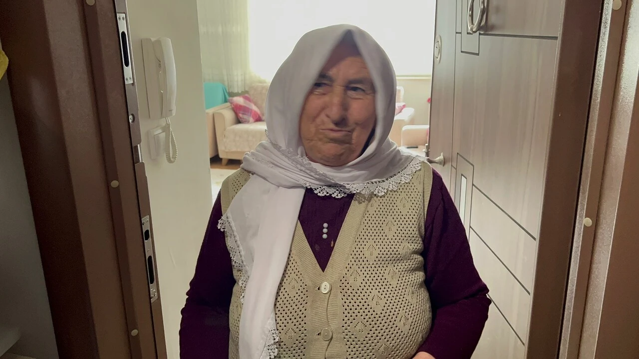 Durakta çanta bulan çiftten 'insanlık ölmemiş' dedirten hareket!