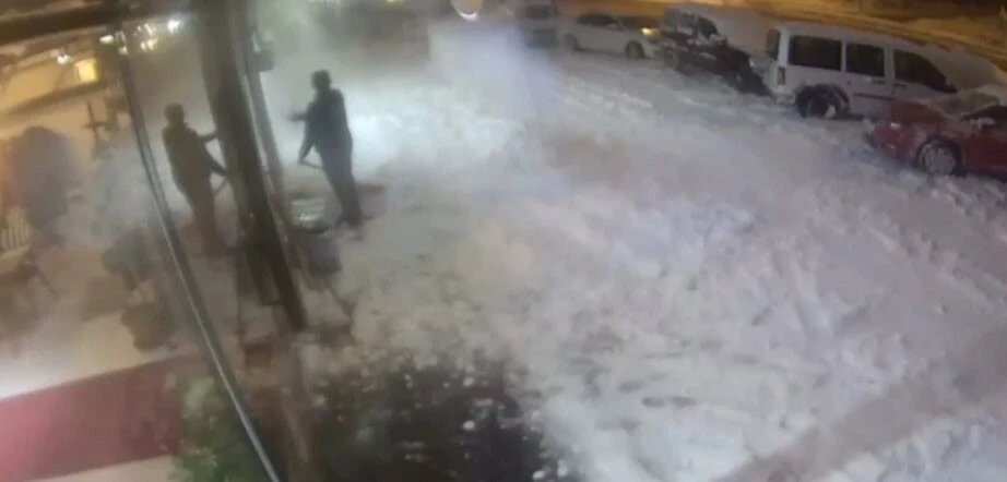 Çatıdan düşen kara kızdı, ikincisinde zor kurtuldu!