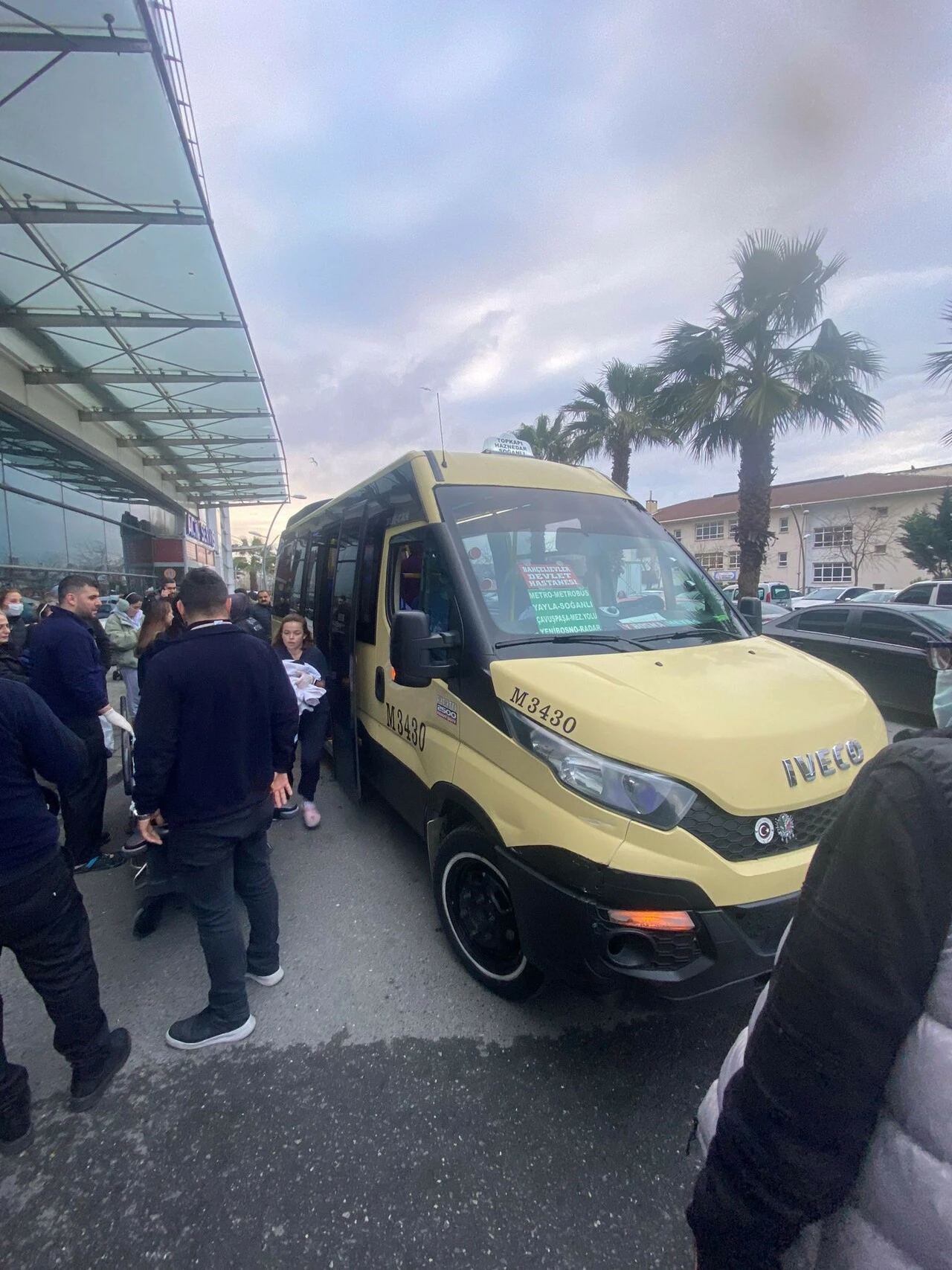 İstanbul'da minibüsten tam inecekken sancısı tuttu doğum yaptı