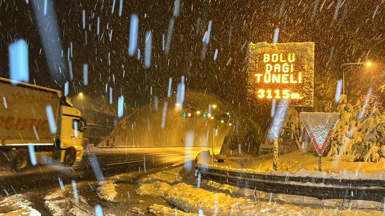 Bolu Dağı’nda yoğun kar yağışı: Görüş mesafesi 40 metreye düştü