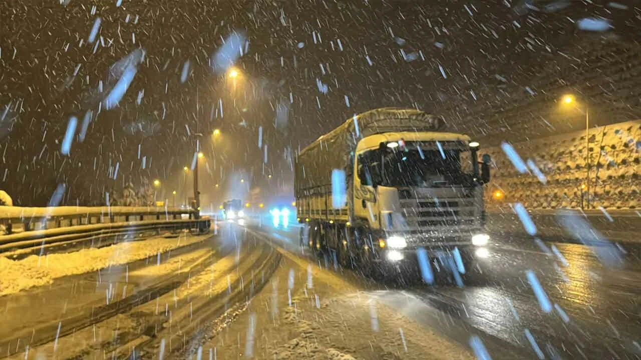 Bolu Dağı’nda yoğun kar yağışı: Görüş mesafesi 40 metreye düştü