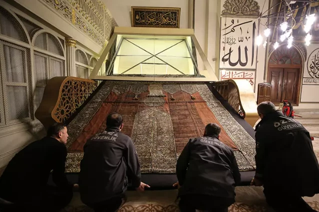 Ulu Cami'de sergilenen Kabe kapısı örtüsünün bakımı tamamlandı