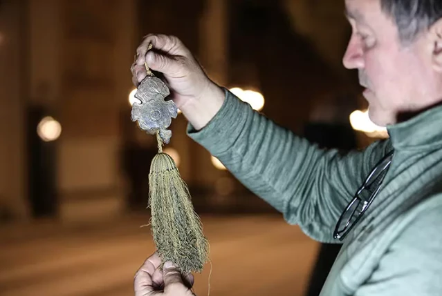 Ulu Cami'de sergilenen Kabe kapısı örtüsünün bakımı tamamlandı