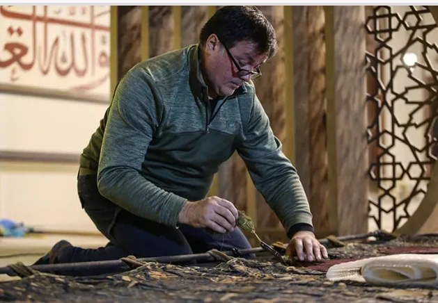 Ulu Cami'de sergilenen Kabe kapısı örtüsünün bakımı tamamlandı