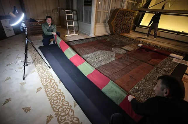 Ulu Cami'de sergilenen Kabe kapısı örtüsünün bakımı tamamlandı