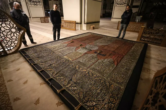 Ulu Cami'de sergilenen Kabe kapısı örtüsünün bakımı tamamlandı