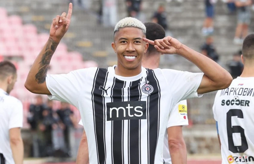 Fenerbahçe forvet transferi için teklifi 8 milyon Euro'ya çıkardı