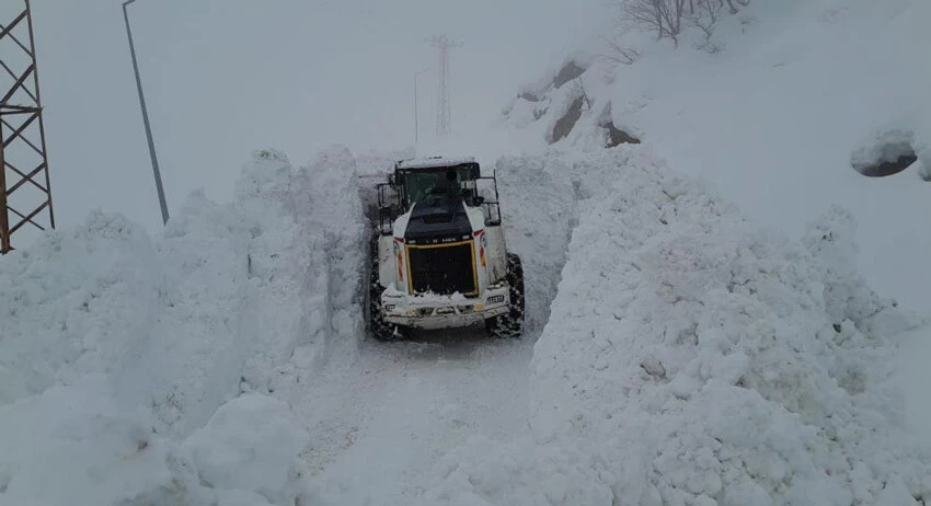 Yüksekova'da kar kalınlığı 5 metreyi geçti!