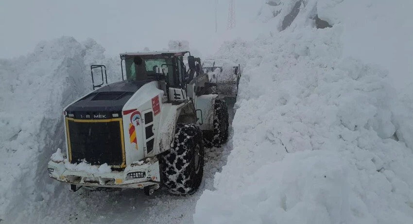 Yüksekova'da kar kalınlığı 5 metreyi geçti!
