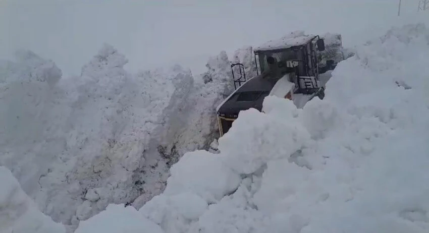 Yüksekova'da kar kalınlığı 5 metreyi geçti!