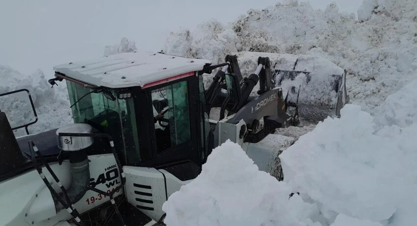 Yüksekova'da kar kalınlığı 5 metreyi geçti!