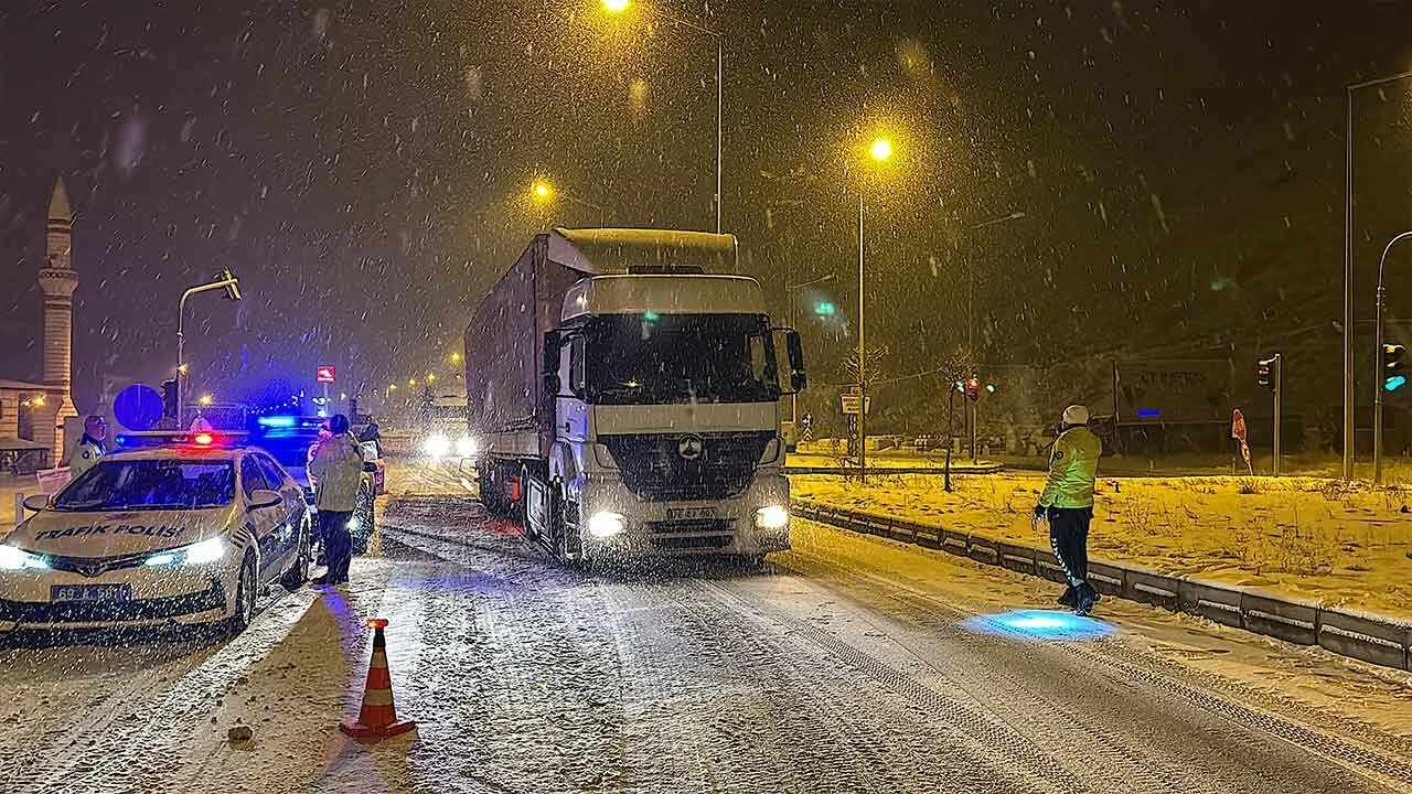 Yoğun kar yağışı hayatı felç etti: Birçok ilde yollar kapandı, araçlar yolda kaldı
