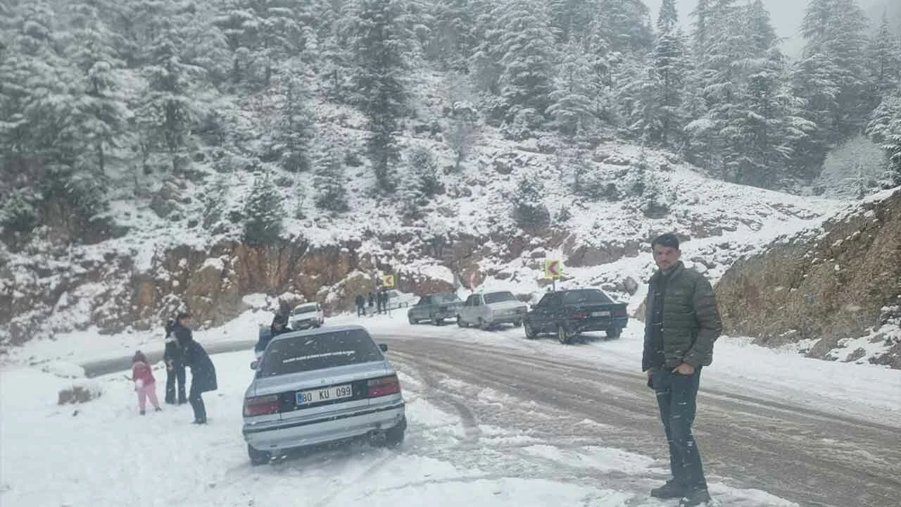 Yoğun kar yağışı hayatı felç etti: Birçok ilde yollar kapandı, araçlar yolda kaldı