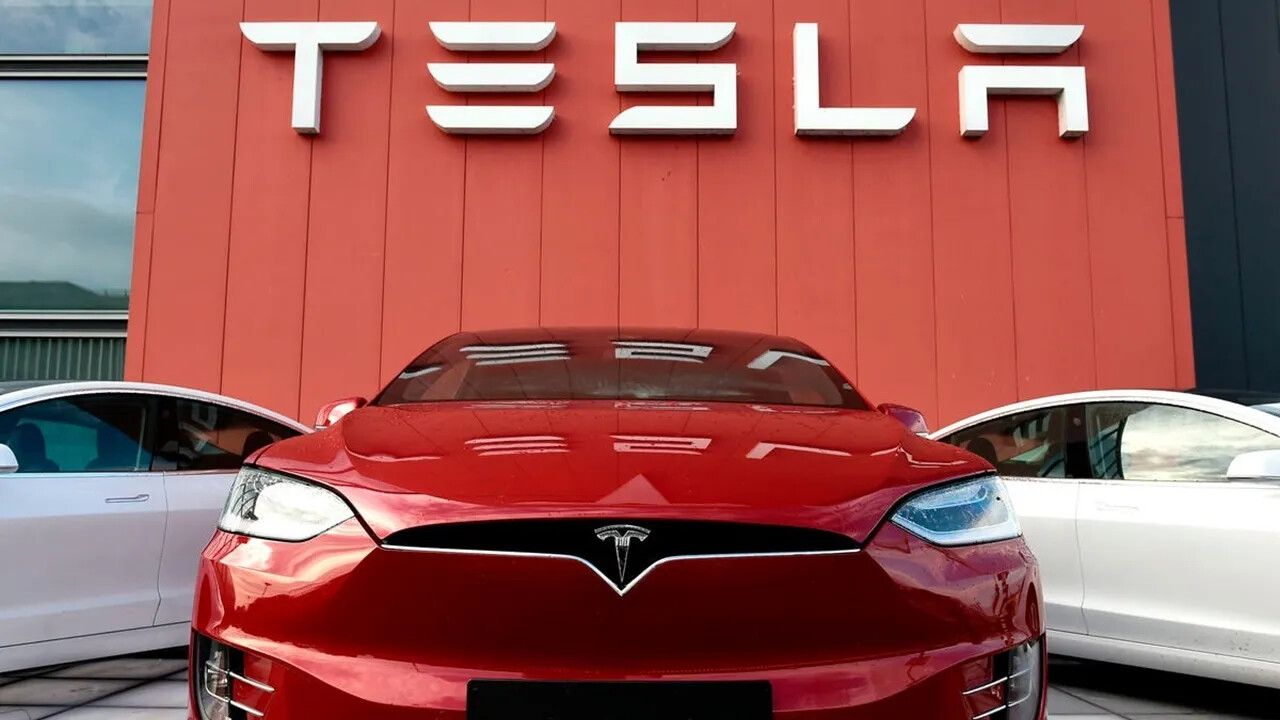 Tesla araba otoyolda kilitlendi, sürücüsü &#039;bir daha kullanmam&#039; deyip isyan etti