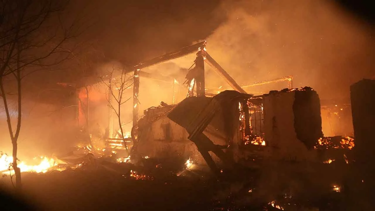 Kastamonu’da alevlere teslim olan iki katlı ahşap ev ile traktör küle döndü