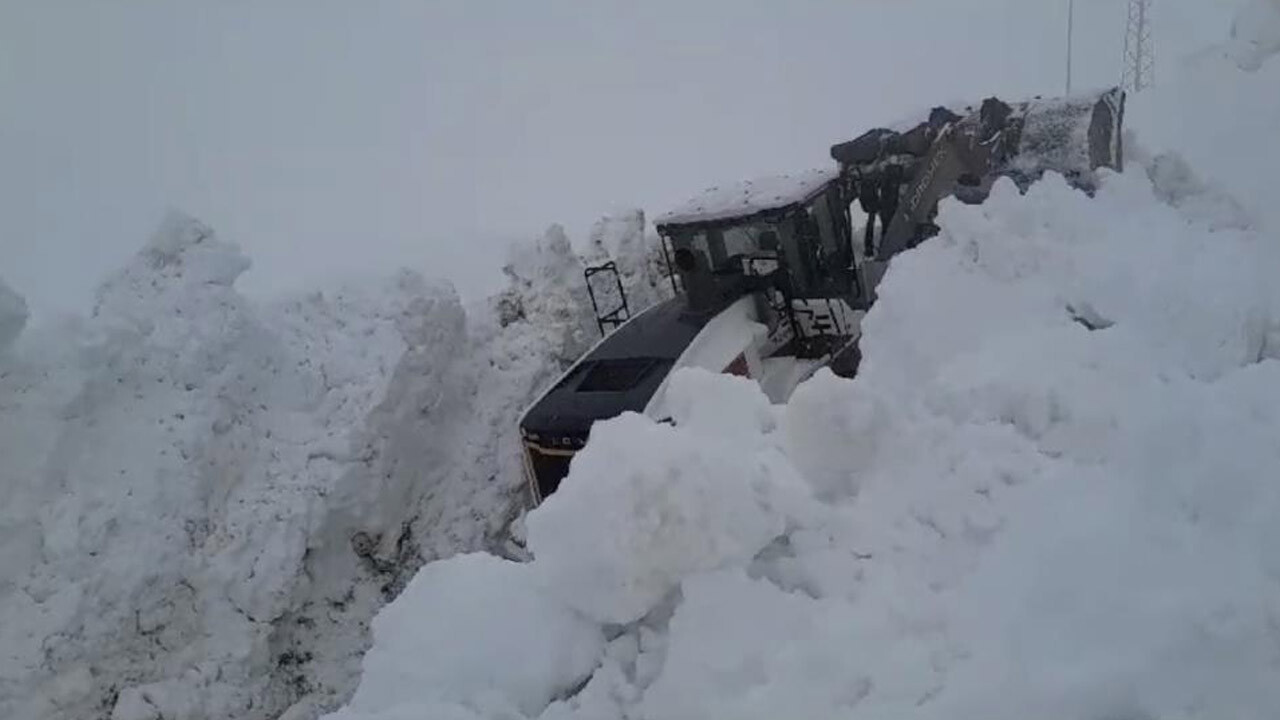 Yüksekova&#039;da kar kalınlığı 5 metreyi geçti!