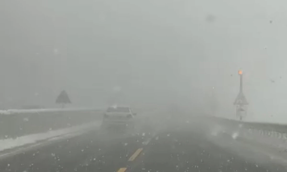 İstanbul'un yanı başı beyaza büründü: Kar fırtınası nedeniyle göz gözü görmüyor