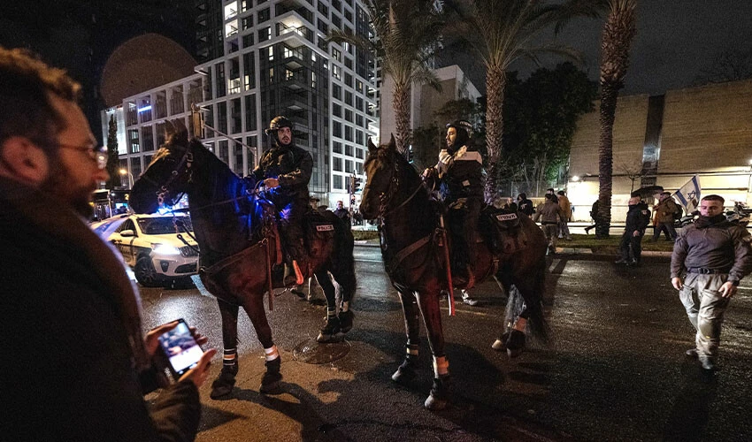 Tel Aviv karıştı! Netanyahu karşıtlarının erken seçim protestosuna polis engeli
