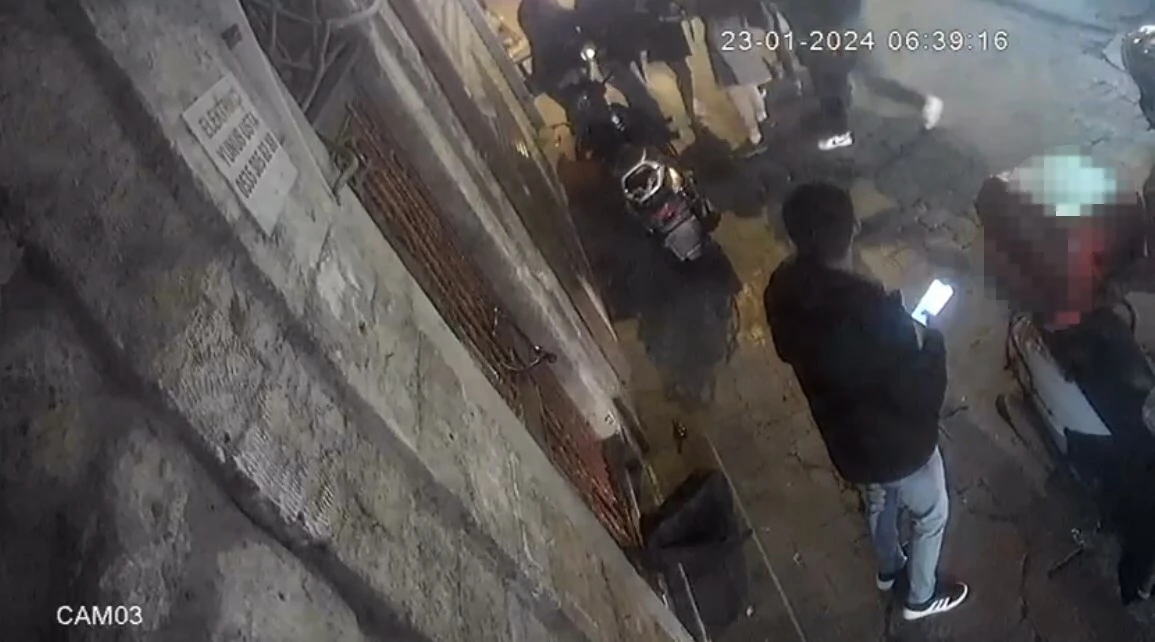 Satırlı “kız arkadaşıma baktın” kavgası! Yanlışlıkla arkadaşına vurup bayılttı