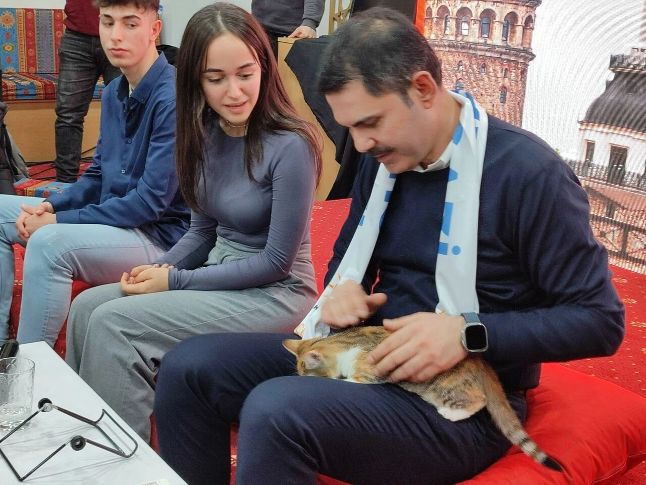 Çok sevdiği kedisini şans getirmesi için Murat Kurum'a hediye etti