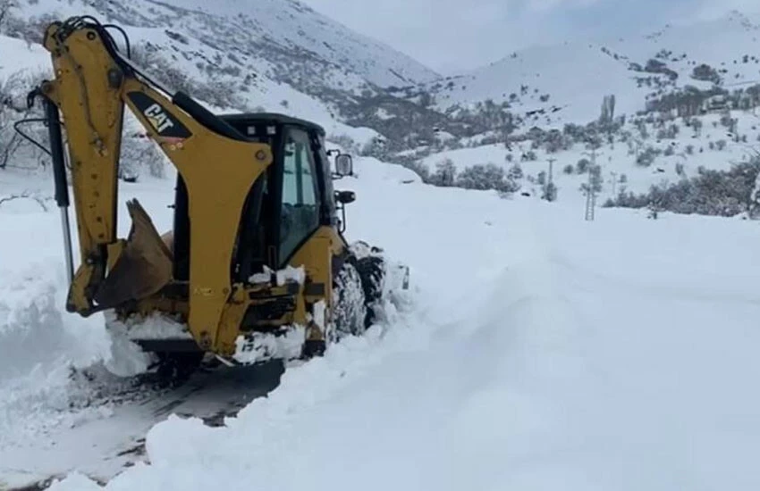 Tam 3 metre! Kar kalınlığı iş makinesinin boyunu aştı