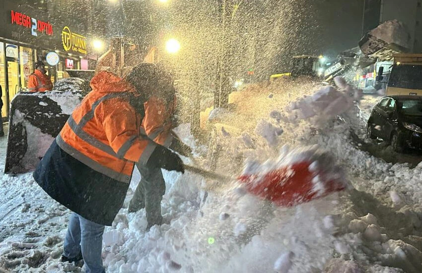 Tam 3 metre! Kar kalınlığı iş makinesinin boyunu aştı